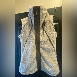 Kuhl flight vest in cream faux fur